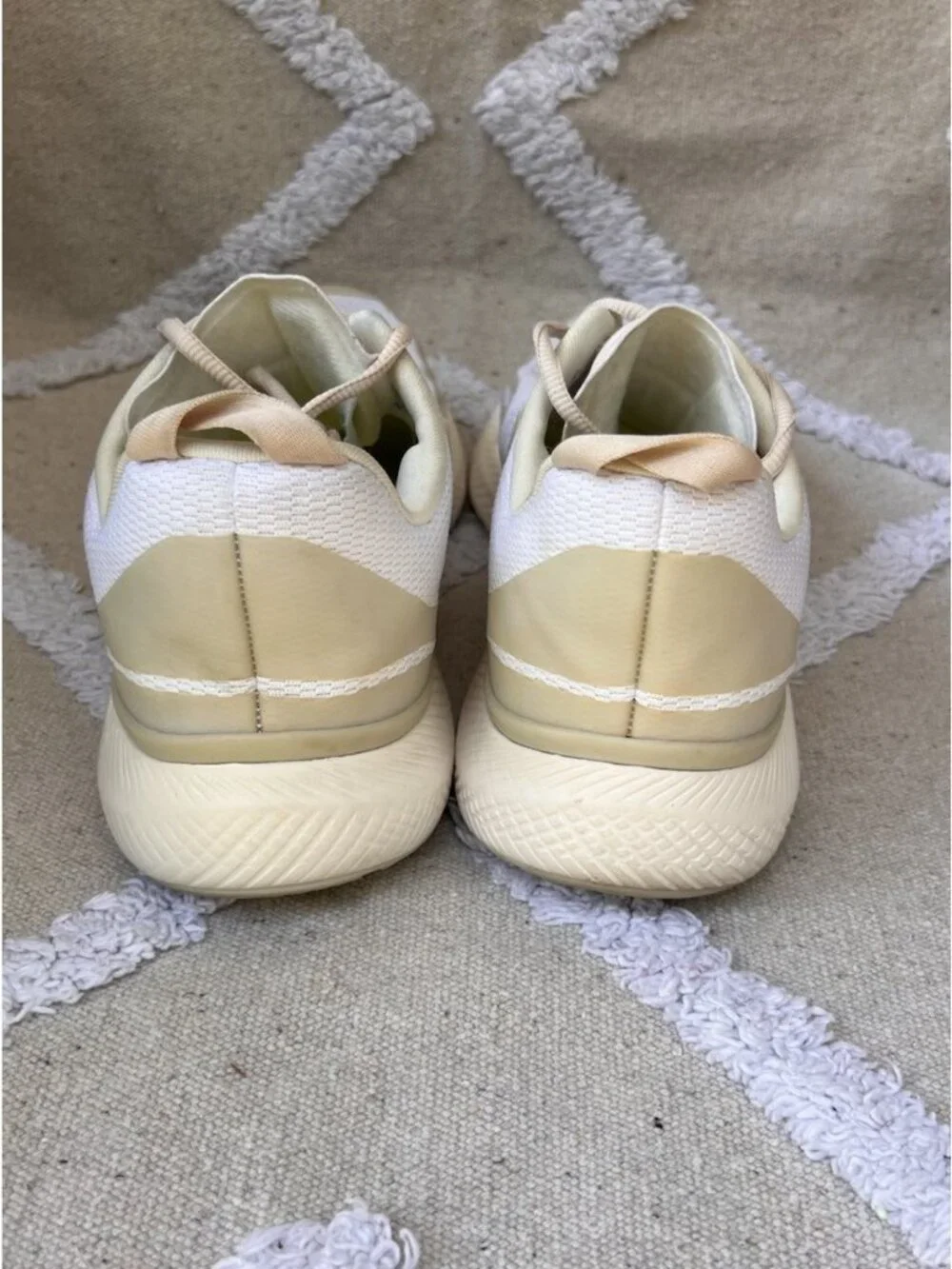 VEJA Women's White Mesh Lightweight Sneaker Size 41/US 10